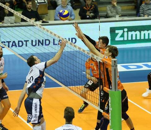 GER, 1.VBL, BR VOLLEYS VS. SVG Lueneburg 12.11.2017, Max Schmeling Halle, Berlin, GER, 1.VBL, BR VOLLEYS VS. SVG Lueneburg, im Bild Robert Kromm (BR Volleys 3), Graham Vigrass (BR Volleys 8), äMatthias Pompe (Lueneburg 10)