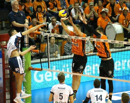 GER, 1.VBL, BR VOLLEYS VS. SVG Lueneburg 12.11.2017, Max Schmeling Halle, Berlin, GER, 1.VBL, BR VOLLEYS VS. SVG Lueneburg, im Bild Paul Carroll (BR Volleys 12), Graham Vigrass (BR Volleys 8), Ryan Sclater (Lueneburg 15)