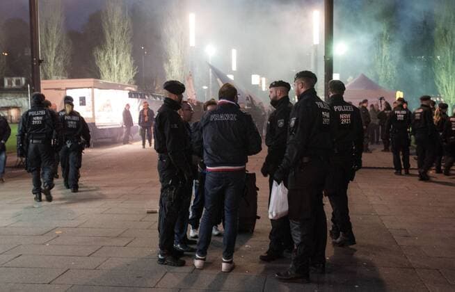 14.11.2017, xfux, Fussball Laenderspiel Freundschaftsspiel, Deutschland - Frankreich, emspor, v.l. Polizeieinheiten Polizisten mit Schutzkleidung, Beinpanzer, Helm. BFE, Hunderschaft, Bereitschaftspolizei, Hundertschaft, Bereitschaftspolizisten, Sicherheit, Polizei setzt Fans Frankreich Nationalmannschaft, Stimmung, Trikot, Schal, Fan auf dem Weg zum Stadion fest nachdem sie Pyrotechnik, Pyro, Rauch, Feuer, Randale, Bengalos, Rauchbomben, pirotecnica, fumo, fuoco gezuendet haben und kontrolliert durchsucht sie Koeln