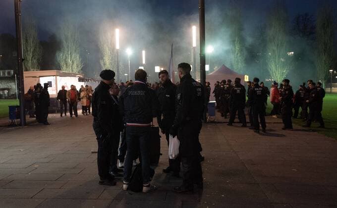 14.11.2017, xfux, Fussball Laenderspiel Freundschaftsspiel, Deutschland - Frankreich, emspor, v.l. Polizeieinheiten Polizisten mit Schutzkleidung, Beinpanzer, Helm. BFE, Hunderschaft, Bereitschaftspolizei, Hundertschaft, Bereitschaftspolizisten, Sicherheit, Polizei setzt Fans Frankreich Nationalmannschaft, Stimmung, Trikot, Schal, Fan auf dem Weg zum Stadion fest nachdem sie Pyrotechnik, Pyro, Rauch, Feuer, Randale, Bengalos, Rauchbomben, pirotecnica, fumo, fuoco gezuendet haben und kontrolliert durchsucht sie Koeln