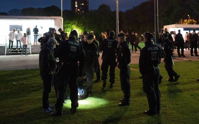 14.11.2017, xfux, Fussball Laenderspiel Freundschaftsspiel, Deutschland - Frankreich, emspor, v.l. Polizeieinheiten Polizisten mit Schutzkleidung, Beinpanzer, Helm. BFE, Hunderschaft, Bereitschaftspolizei, Hundertschaft, Bereitschaftspolizisten, Sicherheit, Polizei setzt Fans Frankreich Nationalmannschaft, Stimmung, Trikot, Schal, Fan auf dem Weg zum Stadion fest nachdem sie Pyrotechnik, Pyro, Rauch, Feuer, Randale, Bengalos, Rauchbomben, pirotecnica, fumo, fuoco gezuendet haben und kontrolliert durchsucht sie Koeln