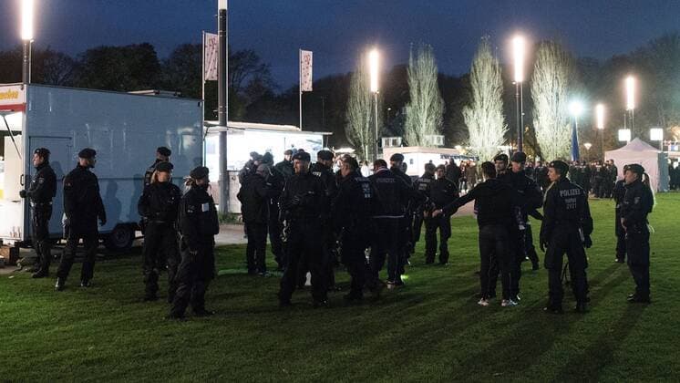 14.11.2017, xfux, Fussball Laenderspiel Freundschaftsspiel, Deutschland - Frankreich, emspor, v.l. Polizeieinheiten Polizisten mit Schutzkleidung, Beinpanzer, Helm. BFE, Hunderschaft, Bereitschaftspolizei, Hundertschaft, Bereitschaftspolizisten, Sicherheit, Polizei setzt Fans Frankreich Nationalmannschaft, Stimmung, Trikot, Schal, Fan auf dem Weg zum Stadion fest nachdem sie Pyrotechnik, Pyro, Rauch, Feuer, Randale, Bengalos, Rauchbomben, pirotecnica, fumo, fuoco gezuendet haben und kontrolliert durchsucht sie Koeln