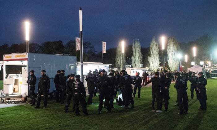 14.11.2017, xfux, Fussball Laenderspiel Freundschaftsspiel, Deutschland - Frankreich, emspor, v.l. Polizeieinheiten Polizisten mit Schutzkleidung, Beinpanzer, Helm. BFE, Hunderschaft, Bereitschaftspolizei, Hundertschaft, Bereitschaftspolizisten, Sicherheit, Polizei setzt Fans Frankreich Nationalmannschaft, Stimmung, Trikot, Schal, Fan auf dem Weg zum Stadion fest nachdem sie Pyrotechnik, Pyro, Rauch, Feuer, Randale, Bengalos, Rauchbomben, pirotecnica, fumo, fuoco gezuendet haben und kontrolliert durchsucht sie Koeln