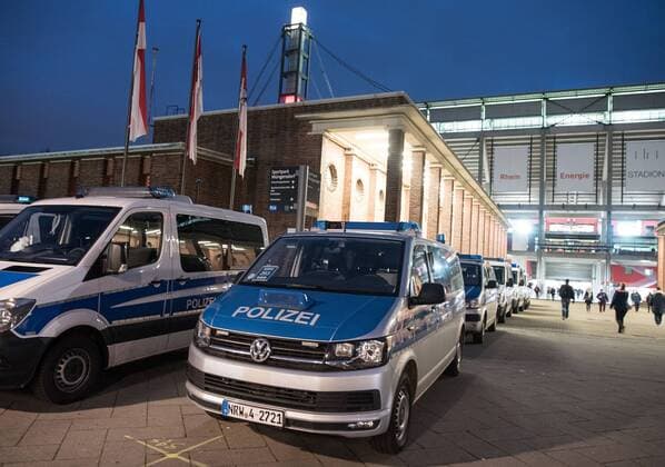 14.11.2017, xfux, Fussball Laenderspiel Freundschaftsspiel, Deutschland - Frankreich, emspor, v.l. Polizeieinheiten, BFE, Hunderschaft, Bereitschaftspolizei, Hundertschaft, Bereitschaftspolizisten, Sicherheit, Polizei, Polizeiauto, Polizeibus steht vor dem Rhein Energie Stadion in Koeln Koeln
