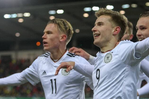 Deutschland - Italien Fussball, U20 Laenderspiel Zwickau, 14.11.2017, Stadion Zwickau, Fussball, U20 Länderspiel , Deutschland - England , Im Bild v.l.: Robin Hack (U20 GER, Hoffenheim) und Johannes Eggestein (U20 GER, Bremen) bejubeln das 1:0 ,