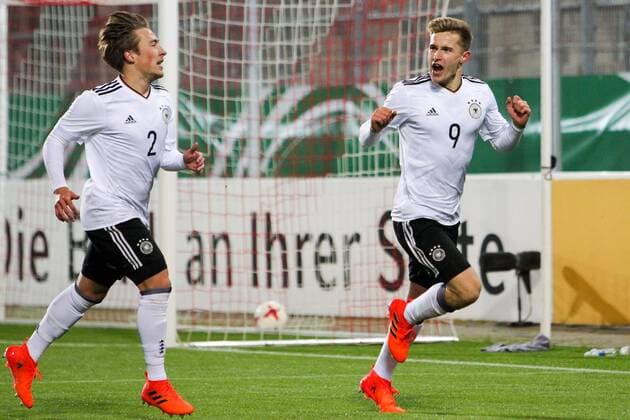 Deutschland - Italien Fussball, U20 Laenderspiel Zwickau, 14.11.2017, Stadion Zwickau, Fussball, U20 Länderspiel , Deutschland - England , Tor für Deutschland Im Bild v.l.: Felix Passlack (U20 GER, Hoffenheim) und Johannes Eggestein (U20 GER, Bremen) bejubeln das 1:0 durch Johannes Eggestein (U20 GER, Bremen) ,