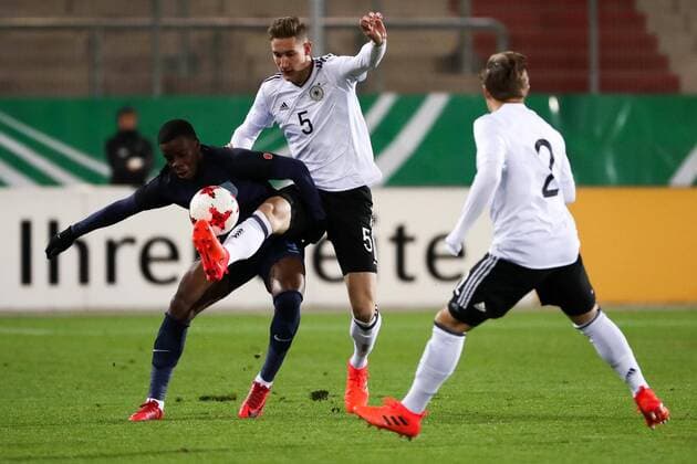 Deutschland - Italien Fussball, U20 Laenderspiel Zwickau, 14.11.2017, Stadion Zwickau, Fussball, U20 Länderspiel , Deutschland - England , Im Bild v.l.: Stephy Mavididi (U20 ENG), Julian Chabot (U20 GER, Sparta Rotterdam) und Felix Passlack (U20 GER, Hoffenheim) ,