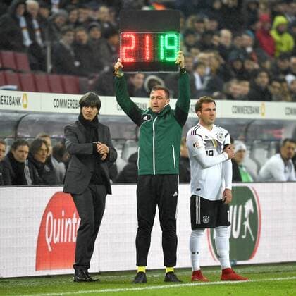 Bilder des Tages - SPORT Fussball, Herren, Saison 2017 2018, Testspiel in Köln, Deutschland - Frankreich, Bundestrainer Joachim Löw (Deutschland), Vierter Offizieller Hüseyin Göcek (Türkei), Mario Götze (Nr. 19, Deutschland), 14.11.2017, Copyright: xMatthiasxKochx