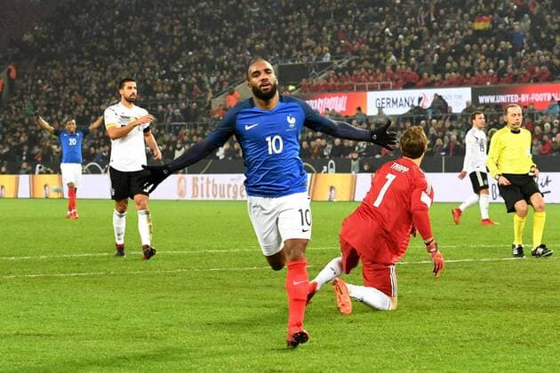 Fussball, Herren, Saison 2017 2018, Testspiel in Köln, Deutschland - Frankreich, Jubel nach dem Tor zum 1:2, Alexandre Lacazette (Nr. 10, Frankreich), Enttäuschung bei Sami Khedira (Nr. 6, Deutschland) und TW Kevin Trapp (Nr. 1, Deutschland), 14.11.2017, Copyright: xMatthiasxKochx