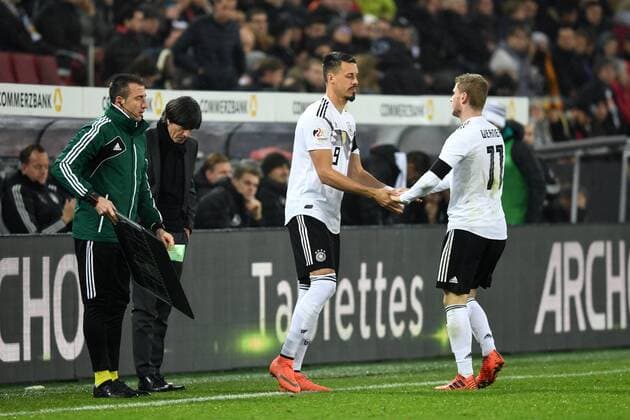 Fussball, Herren, Saison 2017 2018, Testspiel in Köln, Deutschland - Frankreich, Bundestrainer Joachim Löw (Deutschland), Sandro Wagner (Nr. 9, Deutschland), Timo Werner (Nr. 11, Deutschland), 14.11.2017, Copyright: xMatthiasxKochx