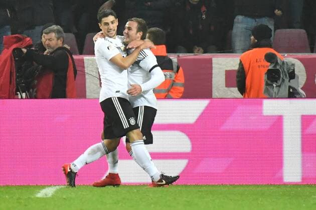 GER, FSP, Deutschland (GER) vs Frankreich (FRA) 14.11.2017, RheinEnergieStadion, Köln, GER, FSP, Deutschland (GER) vs Frankreich (FRA) im Bild picture shows: Lars Stindl (Deutschland GER 13), und Mario Götze Goetze (Dewutschland GER), freuen sich übewr das 2:2 durch Lars Stindl (Deutschland GER 13),