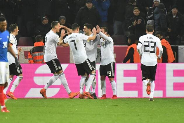 GER, FSP, Deutschland (GER) vs Frankreich (FRA) 14.11.2017, RheinEnergieStadion, Köln, GER, FSP, Deutschland (GER) vs Frankreich (FRA) im Bild picture shows: Lars Stindl (Deutschland GER 13), und Mario Götze Goetze (Dewutschland GER), Julian Draxler (Deutschland GER 7), Sebastian Rudy (Deutschland GER 23), Niklas Süle Suele (Deutschland GER 2), Sandro Wagner (Deutschland GER 9), Mesut Özil Oezil (Deutschland GER 10), freuen sich über das 2:2 durch Lars Stindl (Deutschland GER 13),