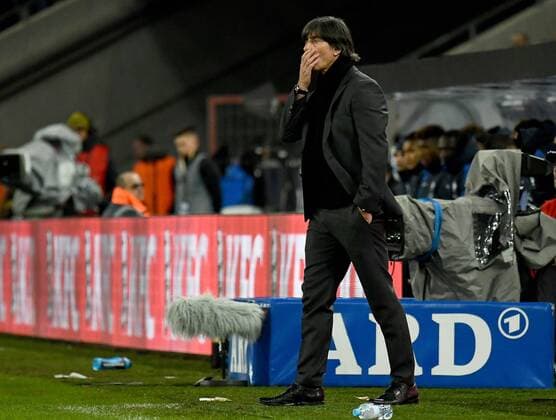 14.11.2017, xfux, Fussball Laenderspiel Freundschaftsspiel, Deutschland - Frankreich, emspor, v.l. Trainer Joachim JOGI Loew (Deutsche Fussball Nationalmannschaft DFB) enttaeuscht, enttaeuscht schauend, dissapointed gibt Anweisungen, gestikuliert, mit den Armen gestikulieren gives instructions, gesticulate, gesticolando. Koeln