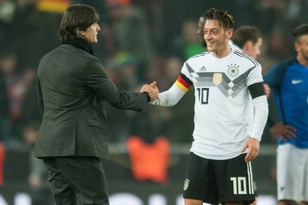 Joachim LOEW (li., Löw, Trainer GER) gibt Mesut OEZIL (Özil, GER) die Hand, Handschlag, Spielende, Gestik, Geste, Fussball Laenderspiel, Freundschaftsspiel, Deutschland (GER) - Frankreich (FRA) 2:2, am 14.11.2017 in Koeln Deutschland. Â