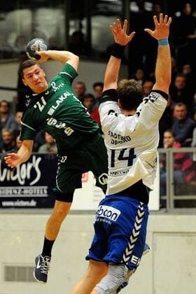 Jerome Mueller,HG Saarlouis- 14, wirft, Florian Pfeiffer,DRHV06- 14, kann nicht abblocken im Spiel HG Saarlouis vs Dessau-Rosslauer HG 06, Handball, 2.Bundesliga, Saison 2017 2018, 18.11.17, Foto:Peter Franz Eibner Pressefoto Saarlouis Copyright: xFranz Eibner-Pressefotox EP_PFZ