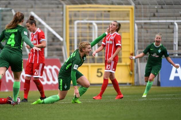 v.li.: Nina Lührßen (Luehrssen, Luersen, SV Werder Bremen, 4) Verena Volkmer (SV Werder Bremen, 16) mit Torjubel, Jubel, Torjubel, Torerfolg, celebrate the goal, goal, celebration, Jubel ueber das Tor zum 0:1 durch Verena Volkmer (SV Werder Bremen, 16), optimistisch, Action, Aktion, Simone Laudehr (FC Bayern München, FCB, 21) Jill Roord (FC Bayern München, FCB, 10) enttäuscht schauend, Enttäuschung, Frustration, disappointed, pessimistisch, Fussball,Allianz Frauen-Bundesliga, FC Bayern München - SV Werder Bremen,