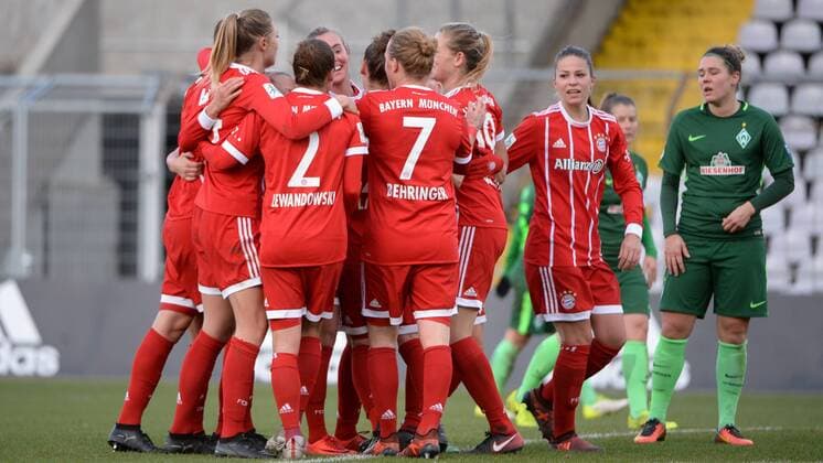 Spielerinnen des FC Bayern München mit Torjubel, Jubel, Torjubel, Torerfolg, celebrate the goal, goal, celebration, Jubel ueber das Tor zum 2:1 durch Jill Roord (FC Bayern München, FCB, 10) (mi.), optimistisch, Action, Aktion, Lisa-Marie Scholz (SV Werder Bremen, 7) enttäuscht schauend, Enttäuschung, Frustration, disappointed, pessimistisch, Fussball,Allianz Frauen-Bundesliga, FC Bayern München - SV Werder Bremen,