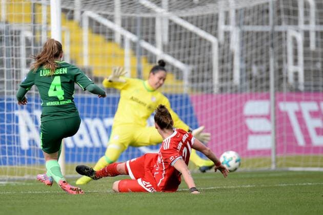 v.li.: Nina Lührßen (Luehrssen, Luersen, SV Werder Bremen, 4) mit Torschuss, Simone Laudehr Manuela Zinsberger (Torwart, Torfrau, FC Bayern München, FCB, 31) kann gerade noch mit der Fußspitze abwehren, (FC Bayern München, FCB, 21) kommt zu spät, Fussball,Allianz Frauen-Bundesliga, FC Bayern München - SV Werder Bremen,