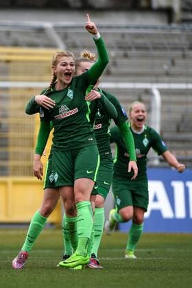v.li.: Verena Volkmer (SV Werder Bremen, 16) mit Torjubel, Jubel, Torjubel, Torerfolg, celebrate the goal, goal, celebration, Jubel ueber das Tor zum 0:1 durch Lina Hausicke (SV Werder Bremen, 18), optimistisch, Action, Aktion, Fussball,Allianz Frauen-Bundesliga, FC Bayern München - SV Werder Bremen,