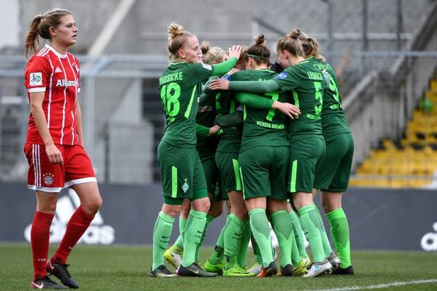 Themen der Woche - SPORT Bilder des Tages - SPORT Spielerinnen des SV Werder Bremen, Bremer Spielerinnen mit Torjubel,Jubel, Torjubel, Torerfolg, celebrate the goal, goal, celebration, Jubel ueber das Tor zum 0:1 durch Verena Volkmer (SV Werder Bremen, 16) (verdeckt), optimistisch, Action, Aktion, Carina Wenninger (FC Bayern München, FCB, 19) enttäuscht schauend, Enttäuschung, Frustration, disappointed, pessimistisch,, Fussball,Allianz Frauen-Bundesliga, FC Bayern München - SV Werder Bremen,