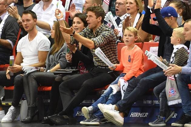 Thomas MUELLER (MÜLLER,Bayern Muenchen) mit Ehefrau Lisa,Arjen ROBBEN (Bayern Muenchen) mit seinen Soehnen. Basketball 1.Bundesliga FC Bayern Muenchen-Brose Bamberg. am 19.11..2017,A U D I D O M E.