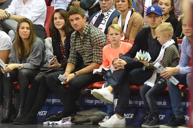 Thomas MUELLER (MÜLLER,Bayern Muenchen) mit Ehefrau Lisa,Arjen ROBBEN (Bayern Muenchen) mit seinen Soehnen. Basketball 1.Bundesliga FC Bayern Muenchen-Brose Bamberg. am 19.11..2017,A U D I D O M E.