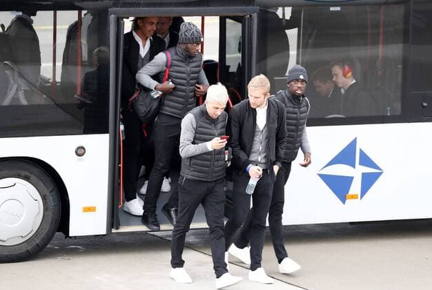 RB Leipzig - Airport Fussball Champions League Leipzig, 20.11.2017, Flughafen Halle - Leipzig, Fussball, UEFA Champions League, Gruppe G, 4.Spieltag, AS Monaco vs. RB Leipzig , RB Leipzig - Abflug der Mannschaft nach Monaco. Im Bild v.l.: Torwart Yvon Mvogo, Kevin Kampl, Konrad Laimer und Jean-Kevin Augustin. ,