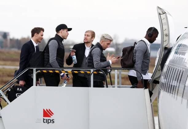 RB Leipzig - Airport Fussball Champions League Leipzig, 20.11.2017, Flughafen Halle - Leipzig, Fussball, UEFA Champions League, Gruppe G, 4.Spieltag, AS Monaco vs. RB Leipzig , RB Leipzig - Abflug der Mannschaft nach Monaco. Im Bild v.l.: Danny Röhl Roehl (Co Trainer, Videoanalyst), Torwart Peter Gulacsi, Konrad Laimer, Kevin Kampl und Torwart Yvon Mvogo. ,