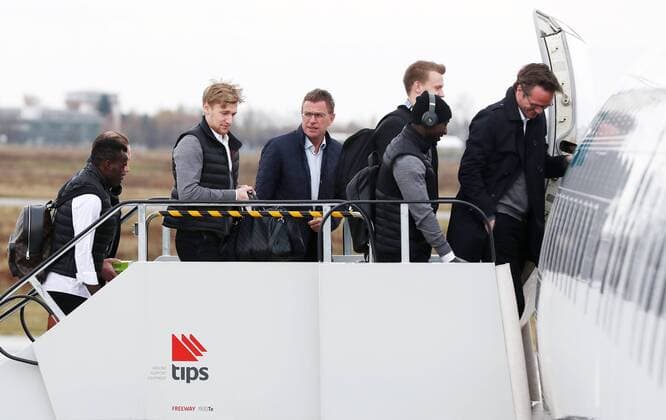 RB Leipzig - Airport Fussball Champions League Leipzig, 20.11.2017, Flughafen Halle - Leipzig, Fussball, UEFA Champions League, Gruppe G, 4.Spieltag, AS Monaco vs. RB Leipzig , RB Leipzig - Abflug der Mannschaft nach Monaco. Im Bild v.l.: Bruma, Emil Forsberg, Sportdirektor Ralf Rangnick (RB Leipzig), Naby Keita, Lukas Klostermann und Florian Scholz (Direktor Kommunikation Marketing). ,