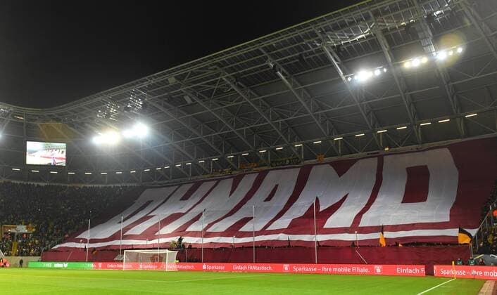 Choreografie im Dresdner K-Block zu Spielbeginn, Choreo, Ultras, SG Dynamo Dresden gegen 1. FC Kaiserslautern, Fußball, Fussball, 2. Bundesliga, Saison 2017 2018, DDV-Stadion Dresden, 20.11.2017,
