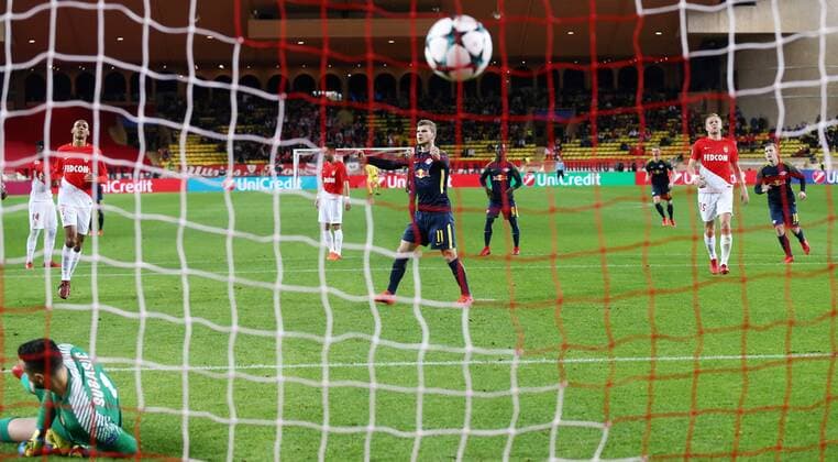 AS Monaco - RB Leipzig Fussball Champions League Monaco, 21.11.2017, Stade Louis II, Fussball, Champions League, Gruppe G, 5. Spieltag , AS Monaco vs. RB Leipzig , Tor für Leipzig. m Bild: Timo Werner (m., RB Leipzig) hat gegen Fabinho (2, Monaco1 einen Elfmeter zum 0:3 verwandelt. ,