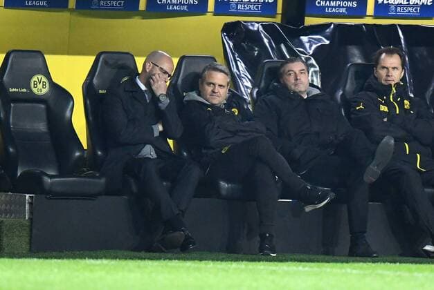 21.11.2017, Fussball Champions League, Saison 2017 2018, Vorrunde, 5. Spieltag, Borussia Dortmund - Tottenham Hotspur, v.li., Trainer Peter Bosz (Borussia Dortmund), Co Trainer Albert Capellas Herms (Borussia Dortmund), Manager Michael Zorc (Borussia Dortmund), Mannschaftsarzt Dr. Markus Braun (Borussia Dortmund)