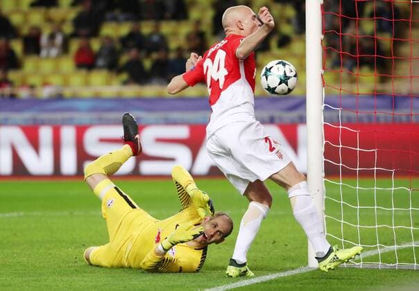AS Monaco - RB Leipzig Fussball Champions League Monaco, 21.11.2017, Stade Louis II, Fussball, Champions League, Gruppe G, 5. Spieltag , AS Monaco vs. RB Leipzig , Im Bild v.l.: Torwart Peter Gulacsi (32, Leipzig) und Andrea Raggi (24, Monaco). ,