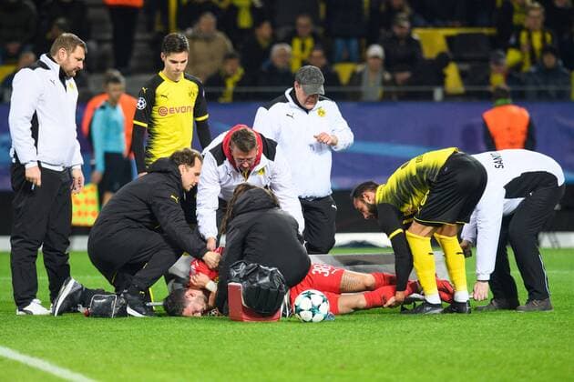 GER, UEFA CL, Borussia Dortmund (GER) vsÊTottenham Hotspur FC (ENG) 21.11.2017, Signal Iduna Park, Dortmund, Group stage, Gruppe H, GER, UEFA CL, Borussia Dortmund (GER) vsÊTottenham Hotspur FC (ENG), im Bild Torwart, Tormann, Torhueter Torhüter Roman Bürki Buerki ( 38 Dortmund) verletzt regungslos am Boden Verletzung