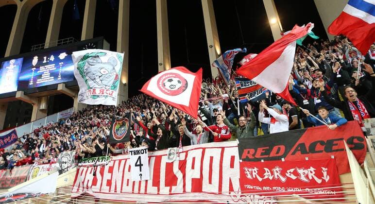 AS Monaco - RB Leipzig Fussball Champions League Monaco, 21.11.2017, Stade Louis II, Fussball, Champions League, Gruppe G, 5. Spieltag , AS Monaco vs. RB Leipzig 1:4 (1:4) , Im Bild: Fans von RB Leipzig, Schlussjubel. ,