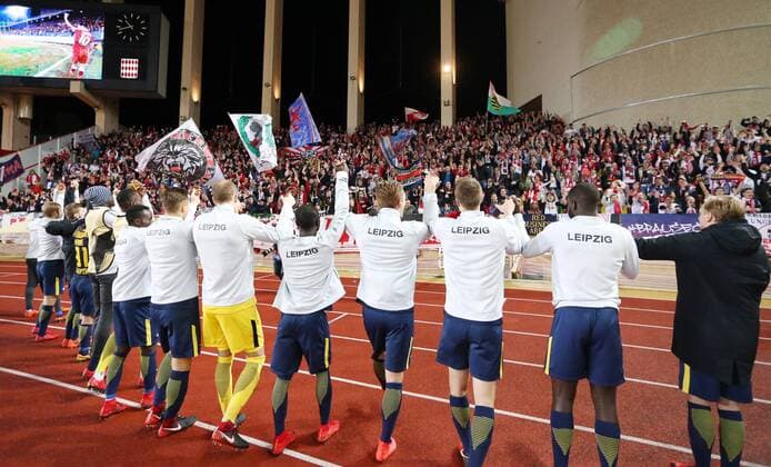 AS Monaco - RB Leipzig Fussball Champions League Monaco, 21.11.2017, Stade Louis II, Fussball, Champions League, Gruppe G, 5. Spieltag , AS Monaco vs. RB Leipzig 1:4 (1:4) , Im Bild: Mannschaft und Fans von RB Leipzig, Schlussjubel. ,