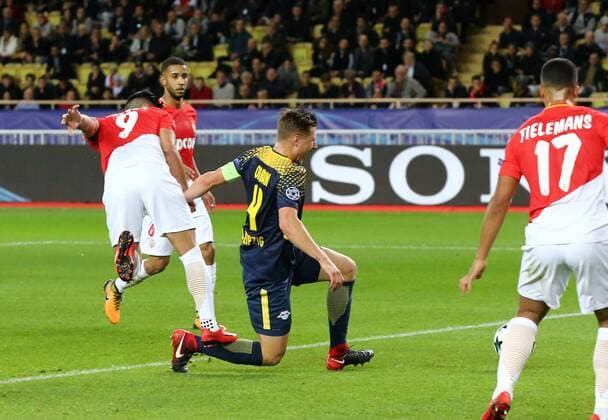 AS Monaco - RB Leipzig Fussball Champions League Monaco, 21.11.2017, Stade Louis II, Fussball, Champions League, Gruppe G, 5. Spieltag , AS Monaco vs. RB Leipzig 1:4 (1:4) , Im Bild v.l.: Radamel Falcao (9, Monaco) und Willi Orban (4, Leipzig). Das Foulspiel an Willi Orban (Leipzig) wird mit Strafstoß geahndet. ,