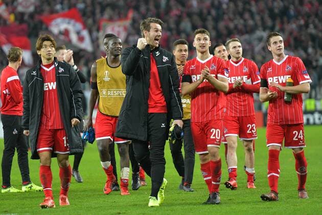 GER, 1. FC Köln (GER) vs. FC Arsenal (ENG) 23.11.2017, RheinEnergieSTADION, Köln, Europa Leaque, Gruppenphase, 5. Spieltag, GER, 1. FC Köln (GER) vs. FC Arsenal (ENG) im Bild: die Kölner freuen sich über den Sieg vorne Thomas Kessler Torwart (FC Köln 18), li Yuya Osako (FC Köln 13), Sehrou Guirassy (FC Köln 19), Salih Özcan Oezcan (FC Köln 20), Jannes Horn (FC Köln 23), Lukas Klünter Kluenter (FC Köln 24),