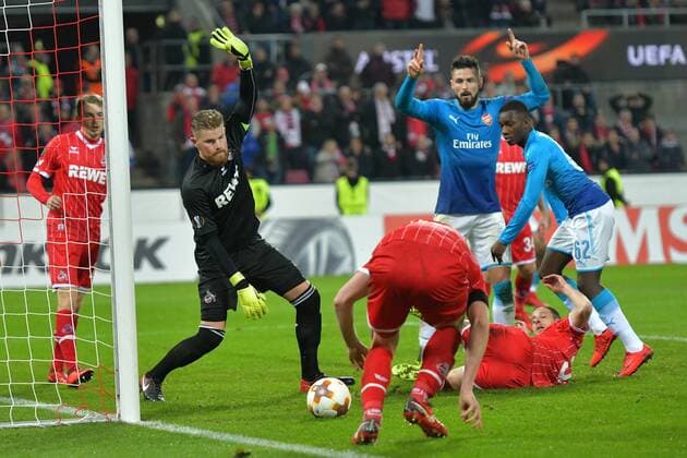 GER, 1. FC Köln (GER) vs. FC Arsenal (ENG) 23.11.2017, RheinEnergieSTADION, Köln, Europa Leaque, Gruppenphase, 5. Spieltag, GER, 1. FC Köln (GER) vs. FC Arsenal (ENG) im Bild: turbulente letzte Minuten vor dem Tor von Timo Horn Torwart (FC Köln 1), vorne Frederik Sörensen Sorensen (FC Köln 4), vor Horn Olivier Giroud (FC Arsenal 12), Matthias Lehmann (FC Köln 33), rettet hier