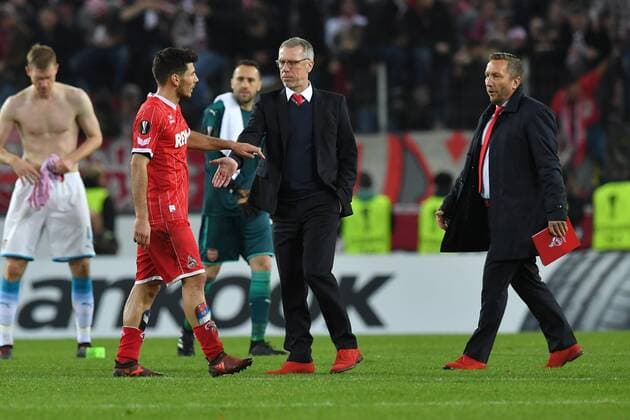 GER, 1. FC Köln (GER) vs. FC Arsenal (ENG) 23.11.2017, RheinEnergieSTADION, Köln, Europa Leaque, Gruppenphase, 5. Spieltag, GER, 1. FC Köln (GER) vs. FC Arsenal (ENG) im Bild: nach Ende des Spiels Peter Stöger Stoeger (Trainer 1.FC Köln),bedankt sich bei Milos Jojic (FC Köln 8), re Manfred Schmid (Co-Trainer 1.FC Köln),