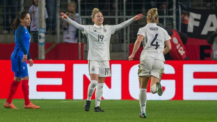 v.li.: Torschützin Svenja Huth (Deutschland, 19) mit Torjubel, Jubel, Freude über das Tor zum 4:0, goal celebration, Leonie Maier (Deutschland, 4), Fussball, Frauen-Länderspiel, Deutschland - Frankreich,