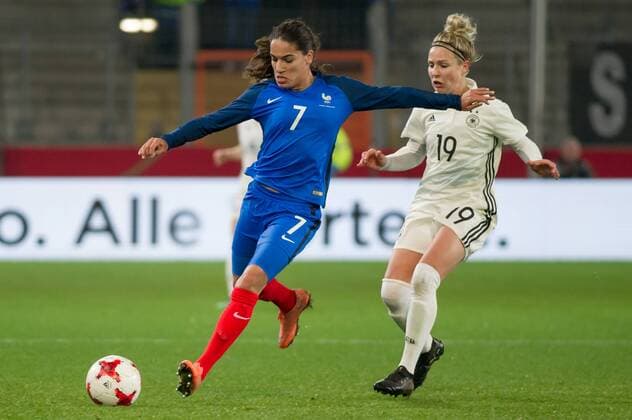 v.li.: Amel Majri (Frankreich, 7) am Ball, Aktion, Action, plays the ball, Svenja Huth (Deutschland, 19), Fussball, Frauen-Länderspiel, Deutschland - Frankreich,