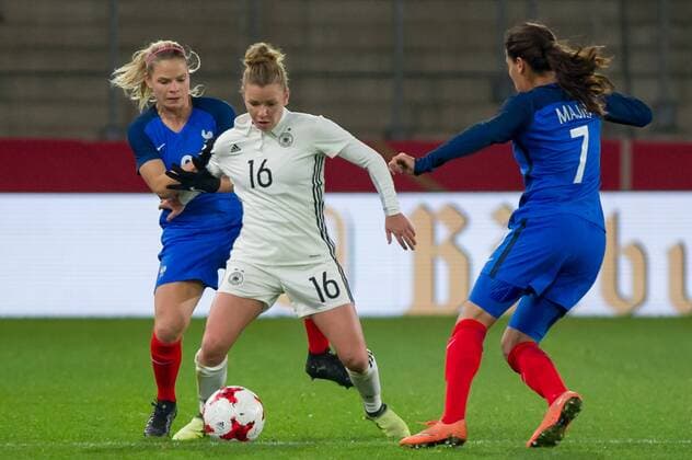 v.li.: Eugenie Le Sommer (Frankreich, 9) im Zweikampf, Duell mit, duel with Linda Dallmann (Deutschland, 16), Amel Majri (Frankreich, 7), Fussball, Frauen-Länderspiel, Deutschland - Frankreich,