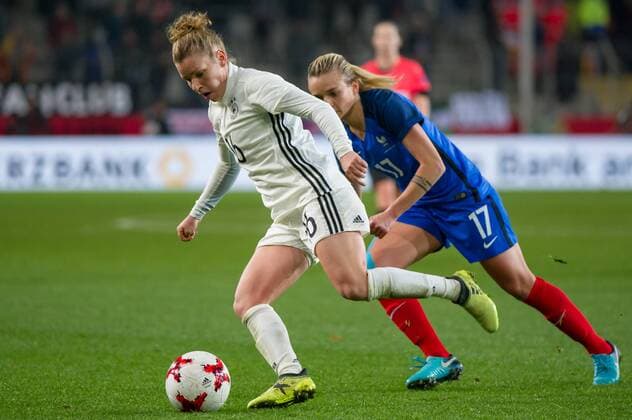 Linda Dallmann (Deutschland, 16) am Ball, Einzelbild, Aktion, Action, plays the ball, Marion Torrent (Frankreich, 17), Fussball, Frauen-Länderspiel, Deutschland - Frankreich,