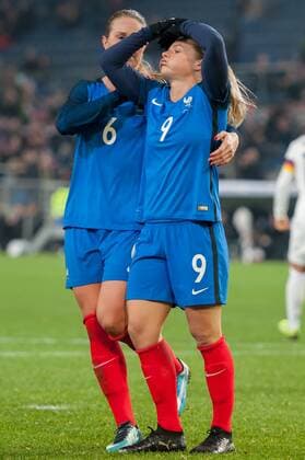 v.li.: Amandine Henry (Frankreich, 6) tröstet, motiviert Eugenie Le Sommer (Frankreich, 9) nach dem verschossenen Elfmeter, Strafstoss, enttäuscht schauend, Enttäuschung, disappointed, Fussball, Frauen-Länderspiel, Deutschland - Frankreich,