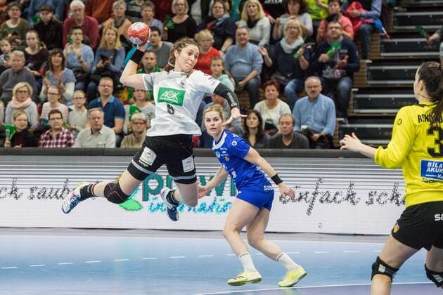 Bilder des Tages - SPORT GER, HB Damen, FSP, Deutschland (GER) vs. Island (ISL) 25.11.2017, BallsportARENA, Dresden, GER, HB Damen, FSP, Deutschland (GER) vs. Island (ISL), im Bild Jenny Karolius ( 6, Deutschland),