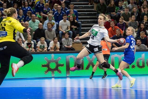 GER, HB Damen, FSP, Deutschland (GER) vs. Island (ISL) 25.11.2017, BallsportARENA, Dresden, GER, HB Damen, FSP, Deutschland (GER) vs. Island (ISL), im Bild Stella Kramer ( 14, Deutschland), Gudrun Erla Bjarnadottir ( 34, Island),