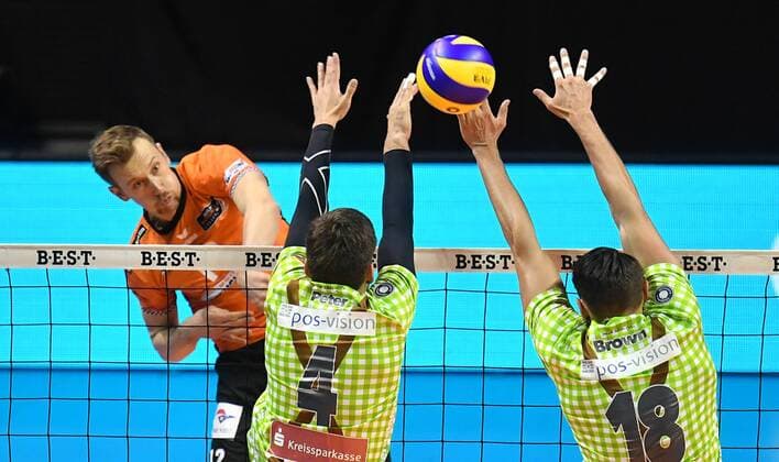Paul Carroll (BR Volleys), beim Schmetterball, vorne Patrick Steuerwald (Herrsching), und Andre Brown (Herrsching) BR Volleys Berlin - TSV Herrsching Deutsche Volleyball Liga, Saison 2017 2018, Herren, Männer, Männer, men, playoff, play-off, Finale, Spiel 2, Volleyball, Deutschland, Germany, Max-Schmeling-Halle Berlin, 25.11.2017