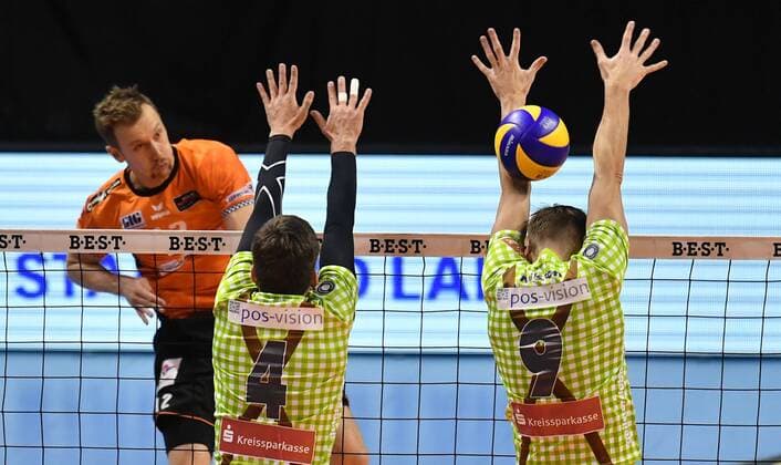 Paul Carroll (BR Volleys), beim Schmetterball, vorne Patrick Steuerwald (Herrsching), Tobias Neumann (Herrsching), BR Volleys Berlin - TSV Herrsching Deutsche Volleyball Liga, Saison 2017 2018, Herren, Männer, Männer, men, playoff, play-off, Finale, Spiel 2, Volleyball, Deutschland, Germany, Max-Schmeling-Halle Berlin, 25.11.2017