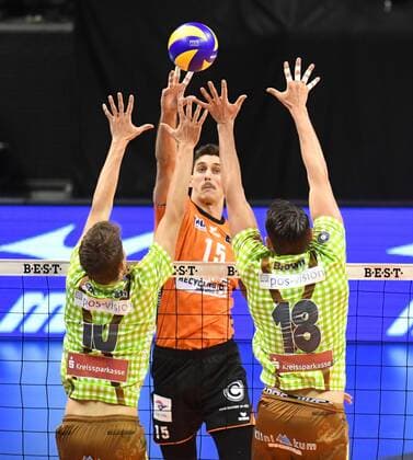 Kyle Russell (BR Volleys), hinten, vorne Tom Strohbach (Herrsching), Andre Brown (Herrsching) BR Volleys Berlin - TSV Herrsching Deutsche Volleyball Liga, Saison 2017 2018, Herren, Männer, Männer, men, playoff, play-off, Finale, Spiel 2, Volleyball, Deutschland, Germany, Max-Schmeling-Halle Berlin, 25.11.2017